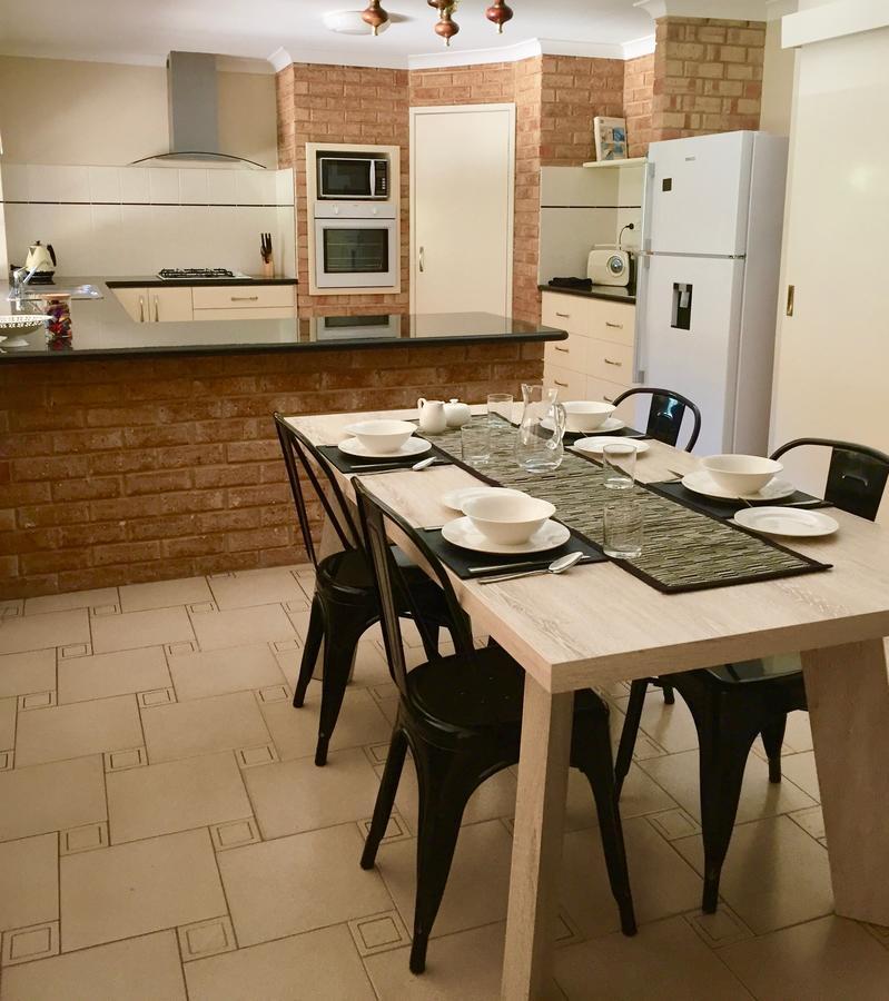 Murdoch Station Bed & Breakfast Перт Екстер'єр фото